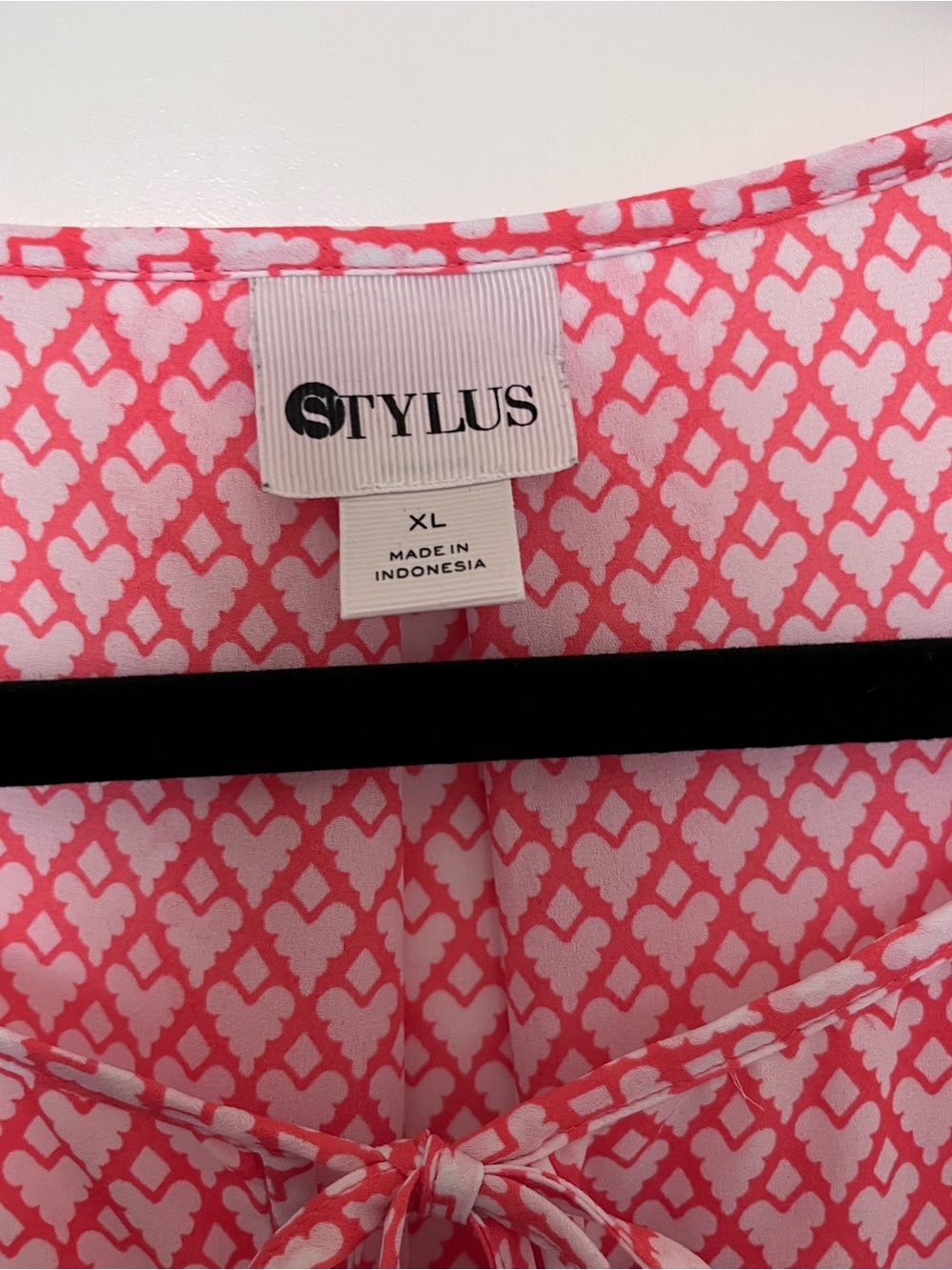 Stylus coral & white geometric mini Printed Tie-Neck Flutter Sleeve Top XL - Picture 2 of 5